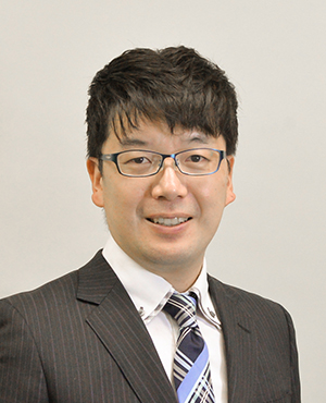 津曲 芳信 氏