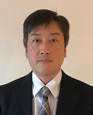 津曲 芳信 氏